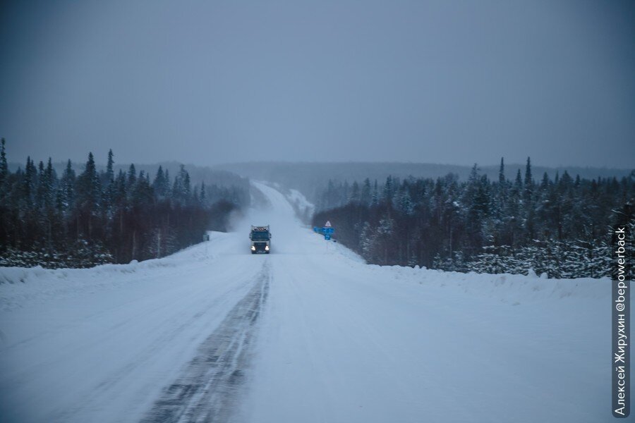 Зима какая прилагательные. Безопасность на зимней дороге для детей. Зимние приметы для 2 класса. Зимний бег. Какие опасности могут подстерегать зимой.