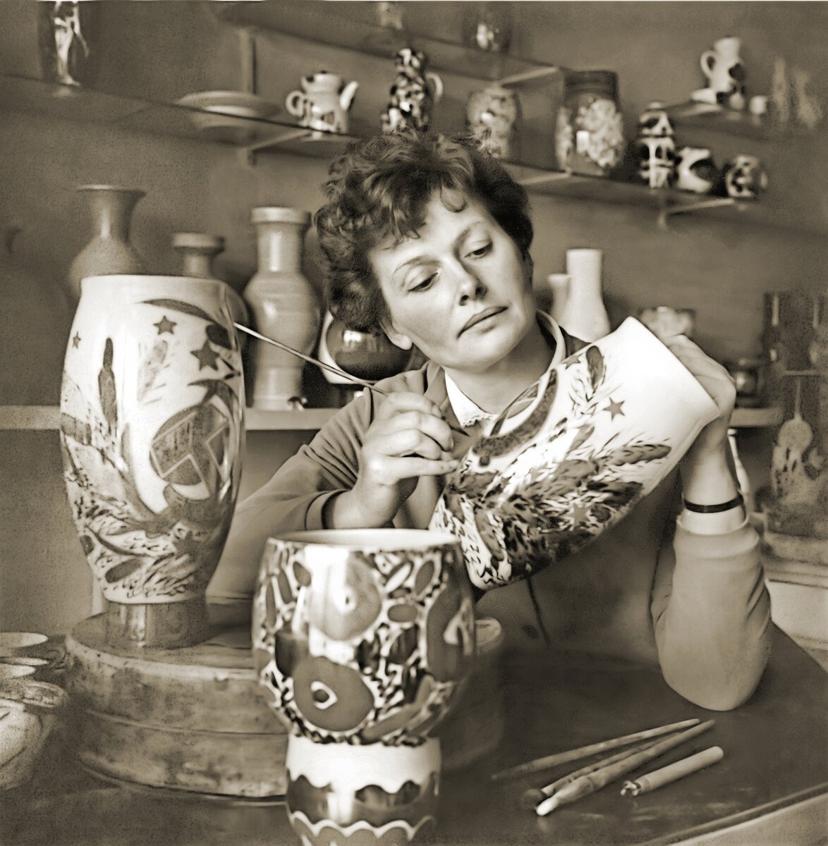 Художник ЛФЗ имени Ломоносова Л. И. Григорьева работает над росписью ваз к 50-летию великого Октября. 20 мая 1967 года. Ленинград. Н. Федотов. ЦГАКФФД СПб. Источник: vk.com/ipm_ru