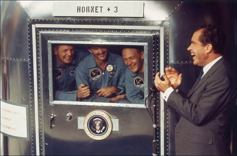 Президент США Никсон встречается с астронавтами после полёта