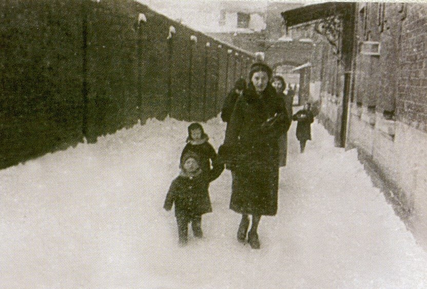 Январь 1940 г. Володя с мамой Ниной Максимовной у дома на Первой Мещанской: между флигелями своего дома и стеной бывшей конюшни.