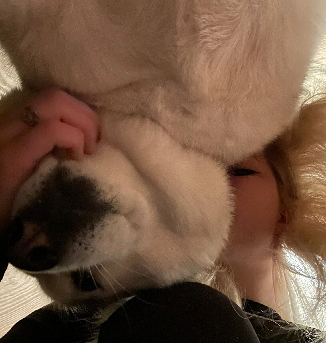 Вместе разглядываем последние в доме целые тапочки, которые оставались до выхода из дома