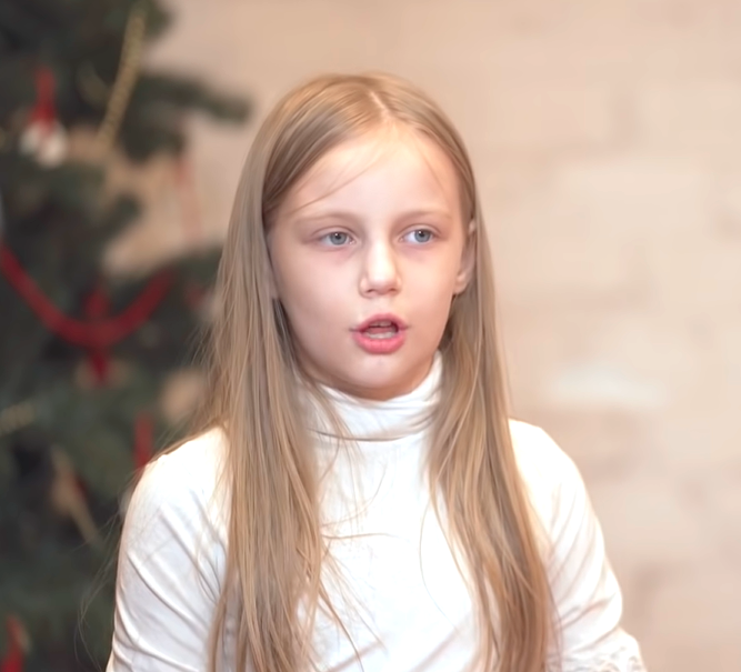 и светлые волосы, и голубые глаза, и постоянное желание угодить отцу - все совпадает. Фото взято из открытых источников Интернета.