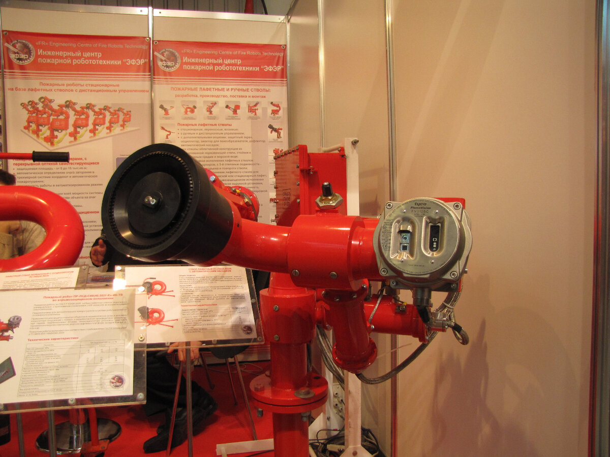 Этот робот тоже с выставки . Ждёт когда загорится и тушит пеной. Большой мозг перегрелся бы от пожара. ( фото автора).