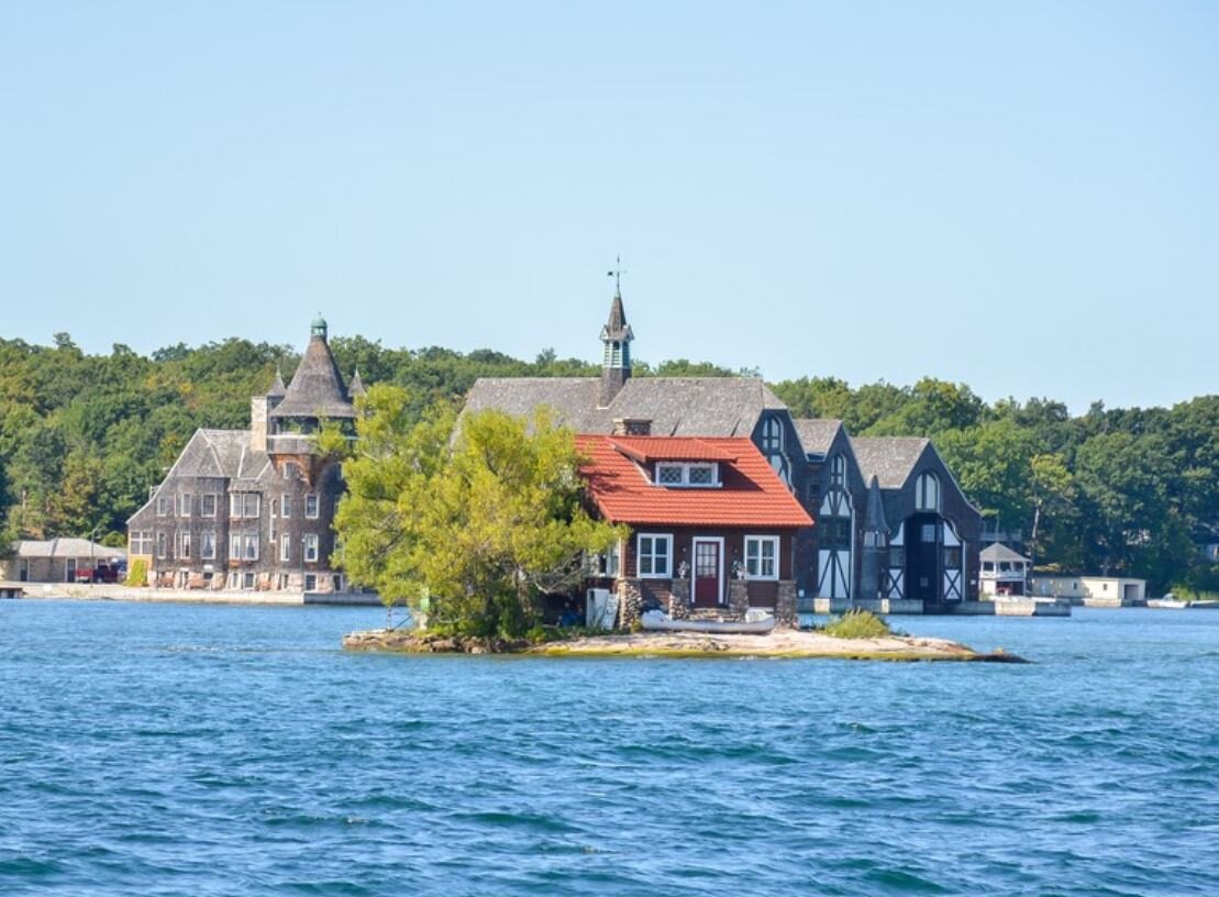 Just island. Самый маленький остров в мире. Джаст-рум-энаф-Айленд. Остров Ларак база. Just Room enough Island.