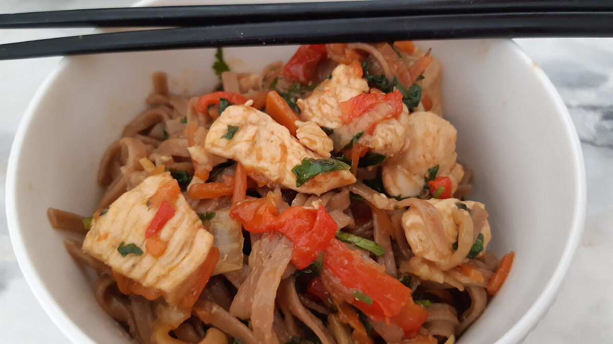 лапша гречневая с курицей в азиатском стиле