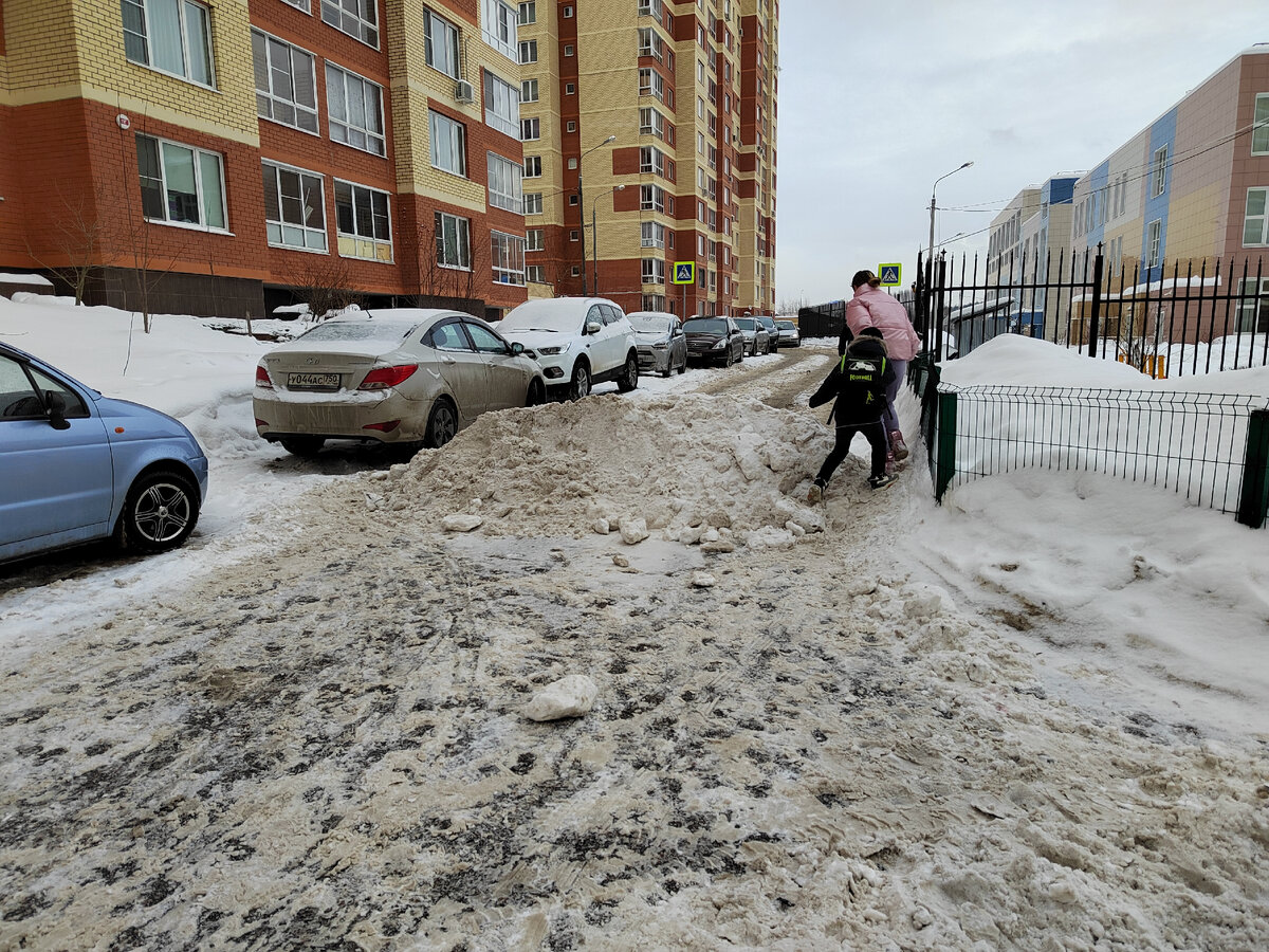 Снег во дворе МКД