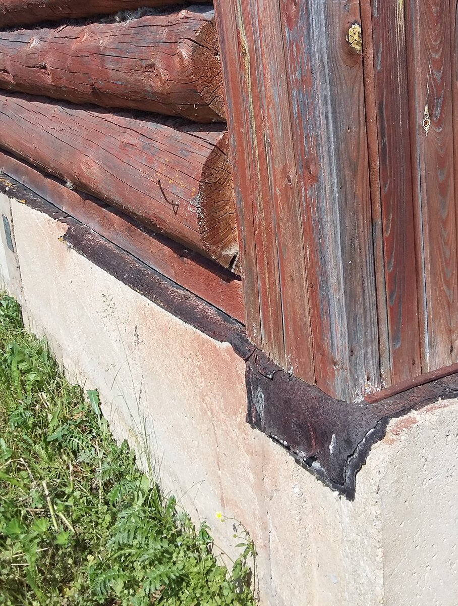 Цоколь нашего дома. Личное фото.