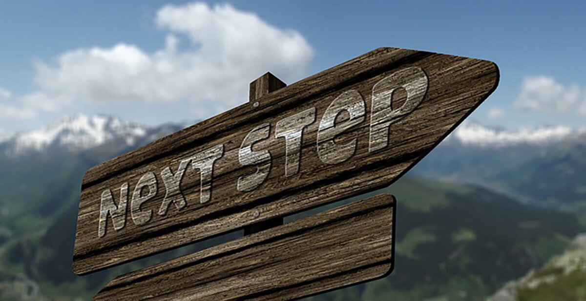 Надпись на указателе: "Следующий шаг" // Фото: pixabay.com
