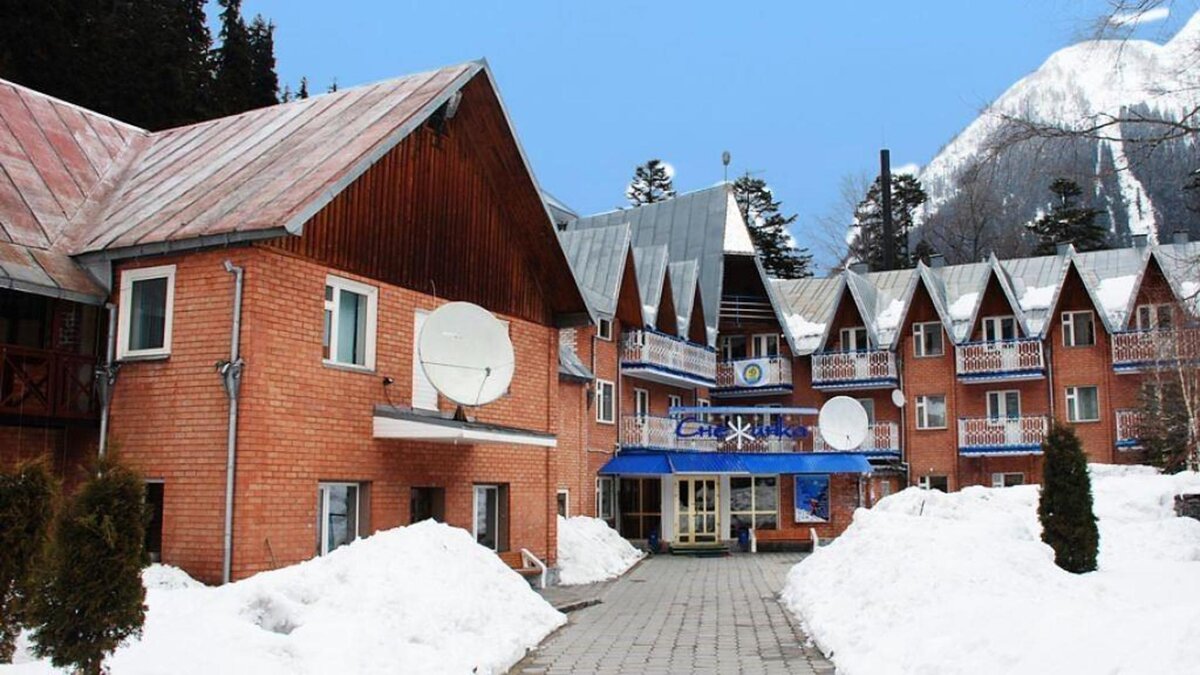 До центра поселка Домбай – 560 м. До Международного аэропорта Минеральные Воды (Mineralnye Vody International Airport) – 220 км. В 460 м расположен подъемник ГЛК Домбай.