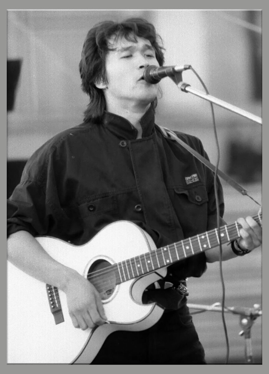 Выступление Виктора Цоя на иркутском стадионе "Труд". 27 мая 1990 г. Фото К. Куликова