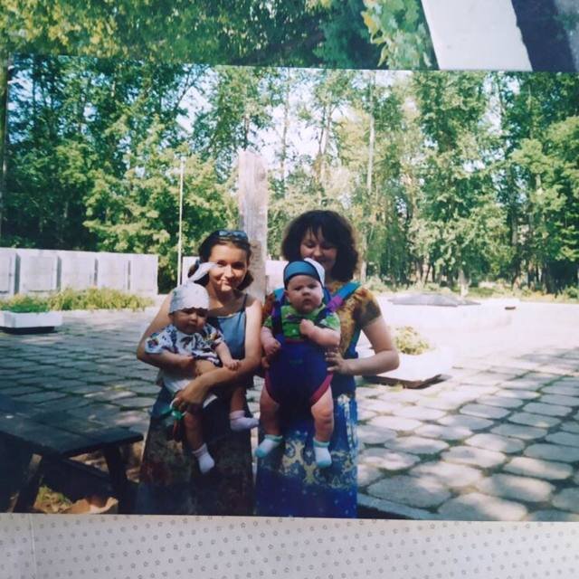 Июнь, 2002 г. Я и Даня справа. Слева - Оксанка с дочкой. И мне, и Оксанке - 19. Нашим детям по несколько месяцев. Четверо прекрасных детей на фото. Двое из которых отважные.