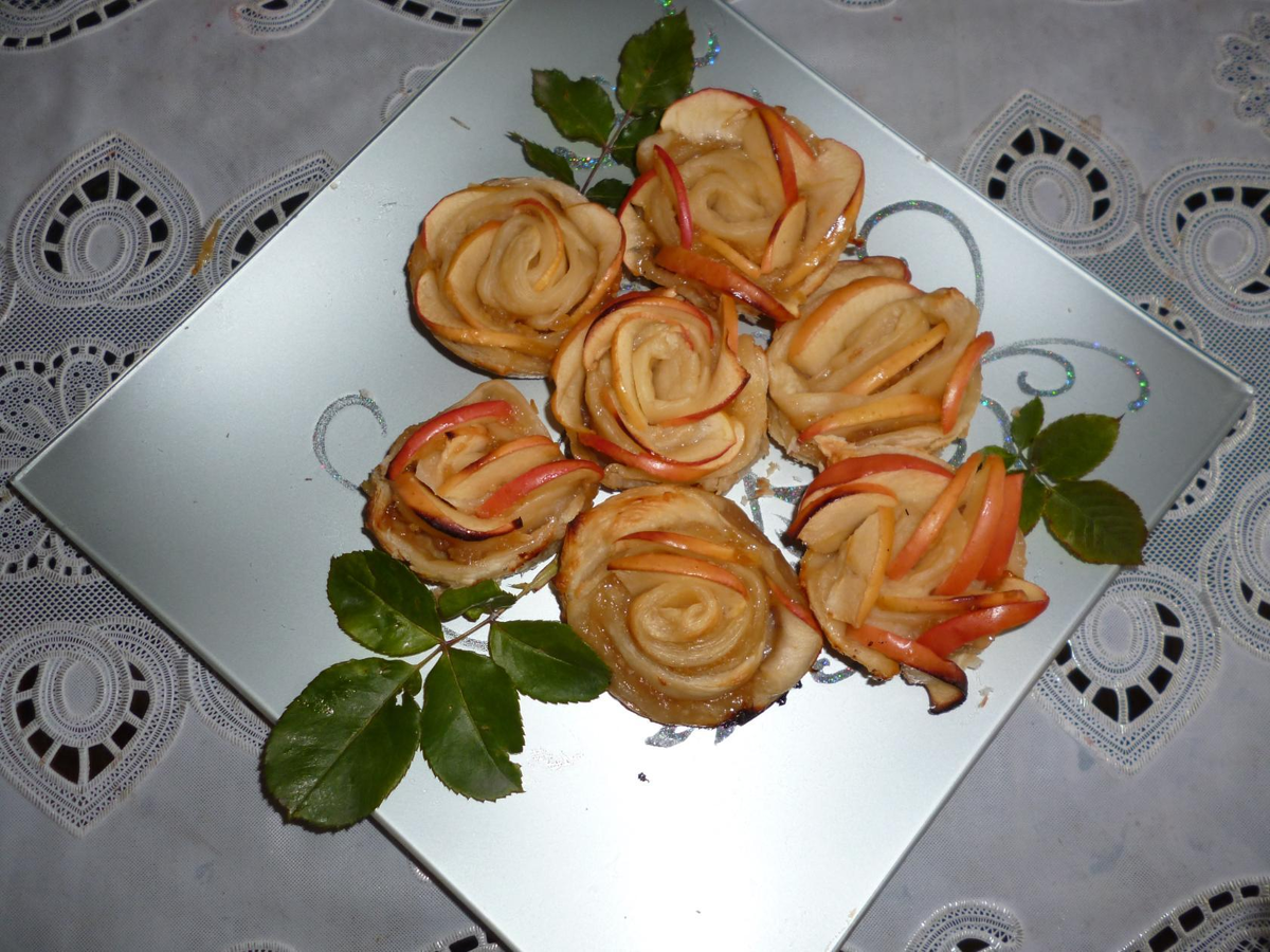 Яблочные розы в слоеном тесте с абрикосовым джемом