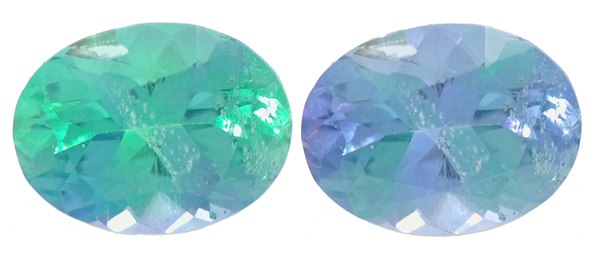 Демонстрация сильнейшего плеохороизма сине-зеленого корнерупина.