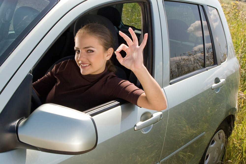 женщина в автомобиле. женщина в автомобиле. женщина за рулем. хорошо вожу. хорошо вожу.