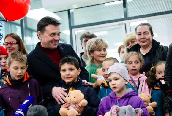    Губернатор Подмосковья Андрей Воробьев начал в Подмосковье программу опекунства над детьми Донбасса. Источник фото: телеканал «360»