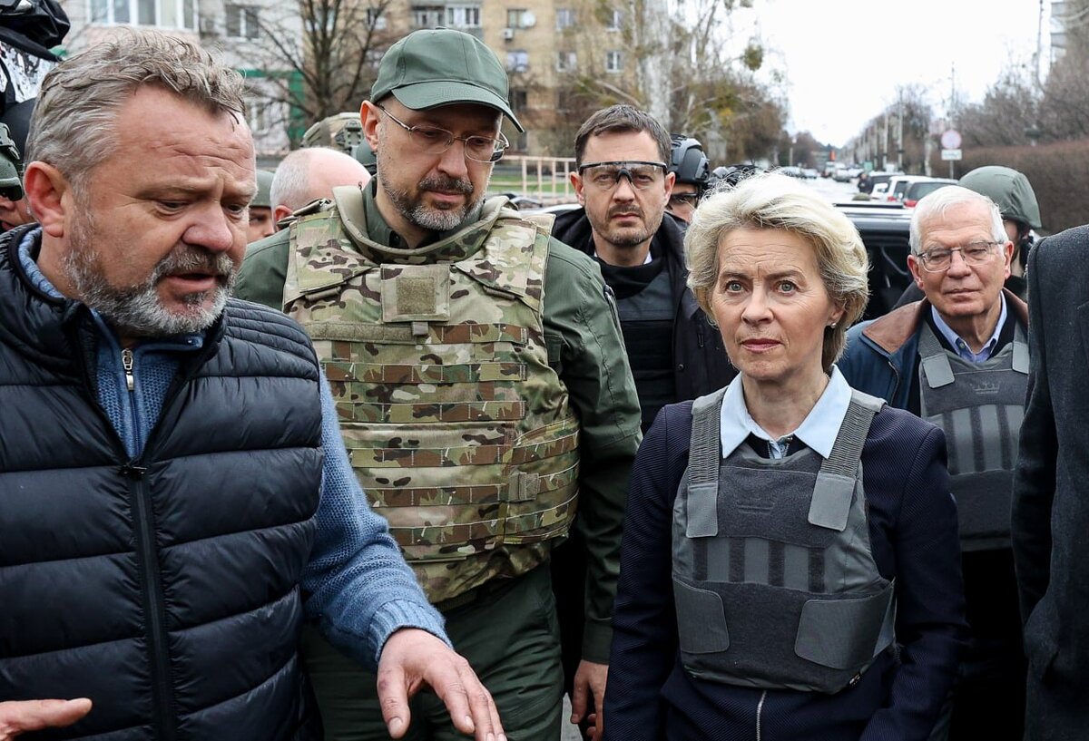 Боррель и Урсула фон дел Ляйен среди скорбящих в киевском пригороде Буча, о котором западные средства массовой пропаганды уже практически не вспоминают. Фото: 3bls.eu