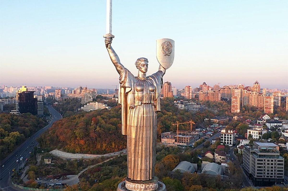    Минкульт Украины работает над заменой герба СССР на щите у Родины-матери
