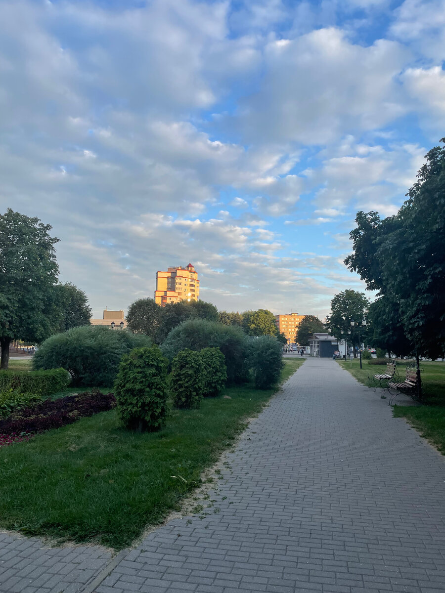 На фото пусто, только творения, людей 0