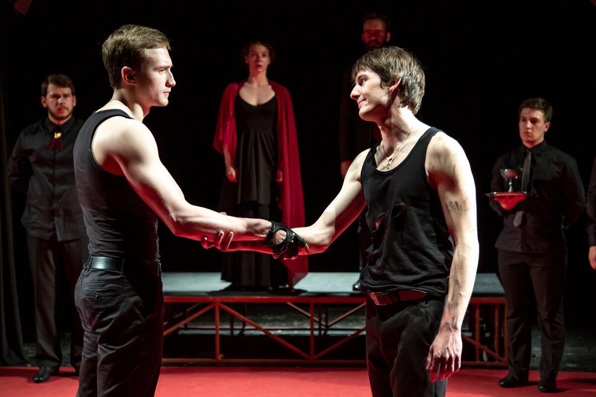 Лаэрт - Павел ВЕРЕСОВ, Гамлет - Станислав ГОРЕЛОВ