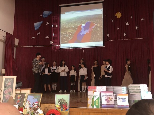 В Степанакертской школе с обучением на русском языке состоялась церемония передачи учебников. Фоторепортаж