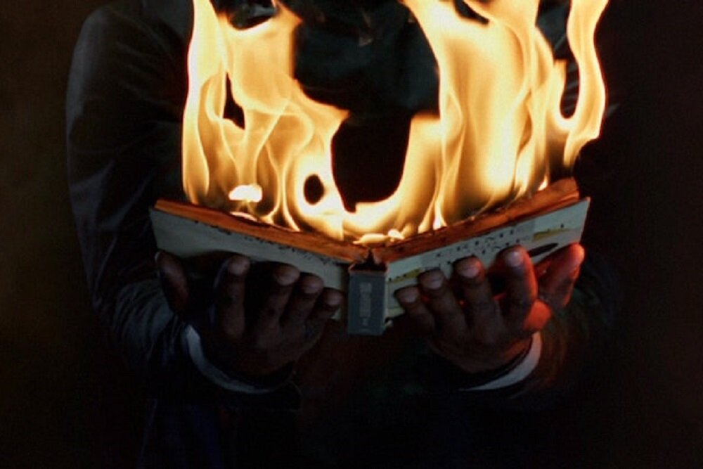 Зажигательное чтиво. Кадр из фильма «451 градус по Фаренгейту» 2018 г.