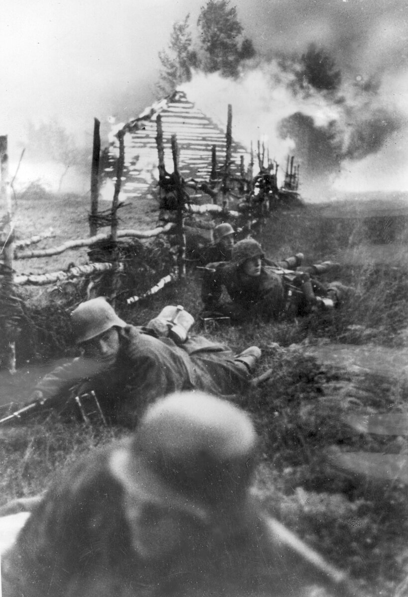 Немецкие солдаты во время боя в районе Ельни // Friedrich Zschäckel / lasegundaguerra.com