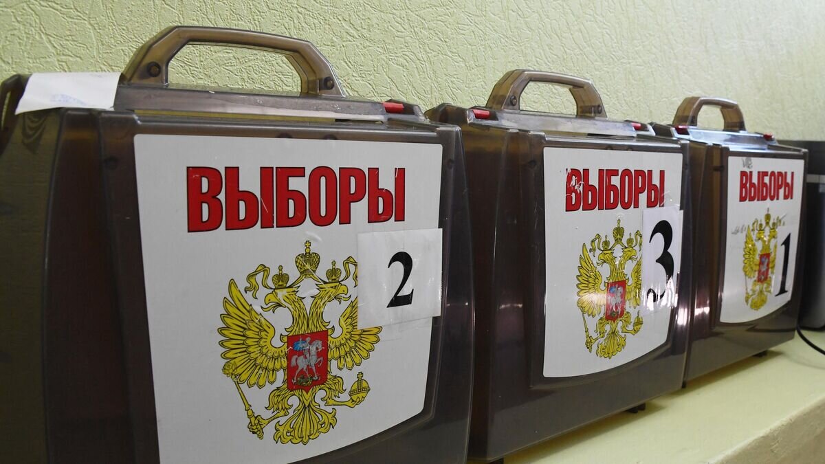    Переносные урны для голосования на избирательном участке © РИА Новости / Виталий Аньков