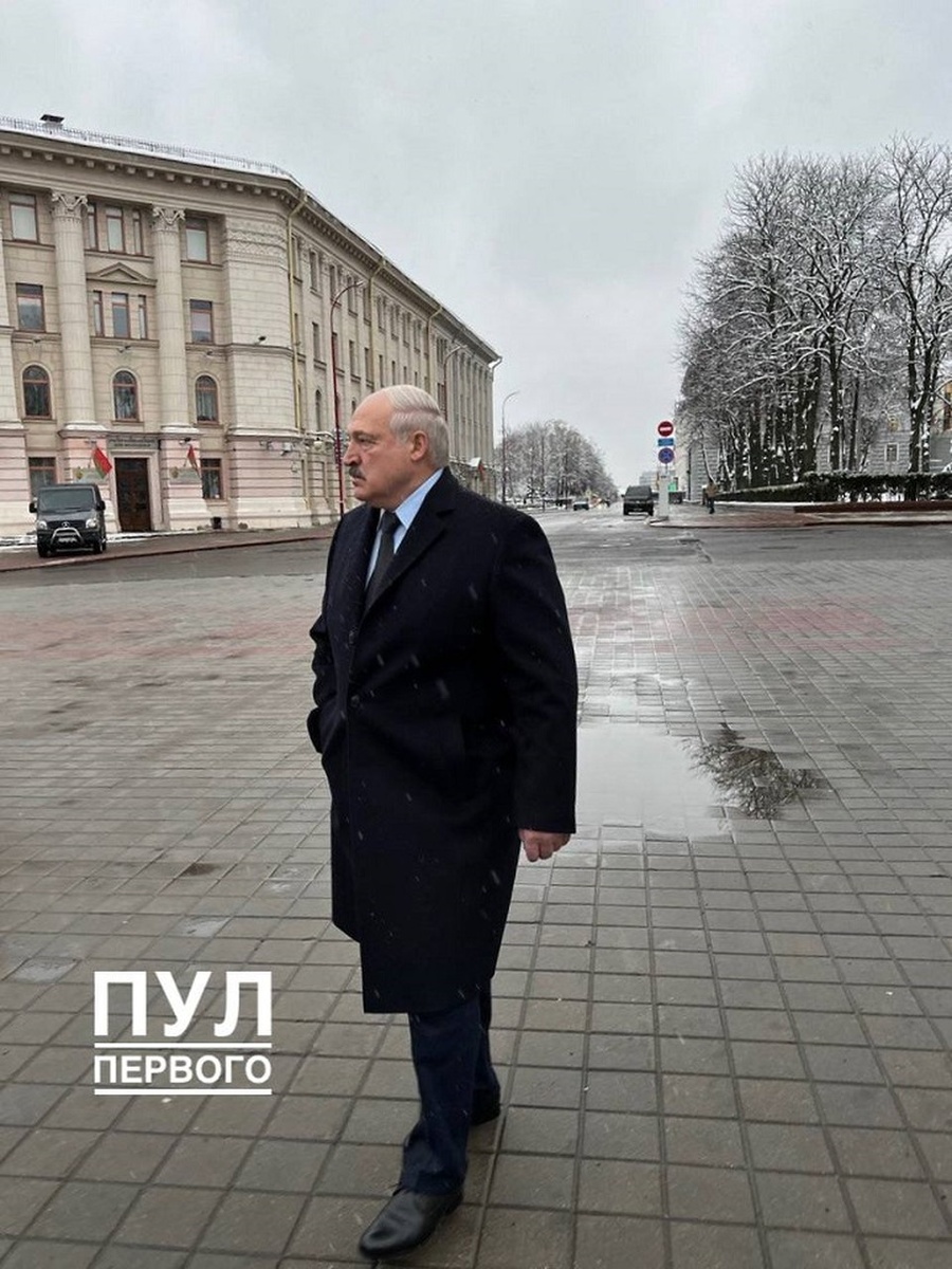     Лукашенко пришел пешком на церемонию прощания с Макеем. Фото: телеграм-канал «Пул Первого»
