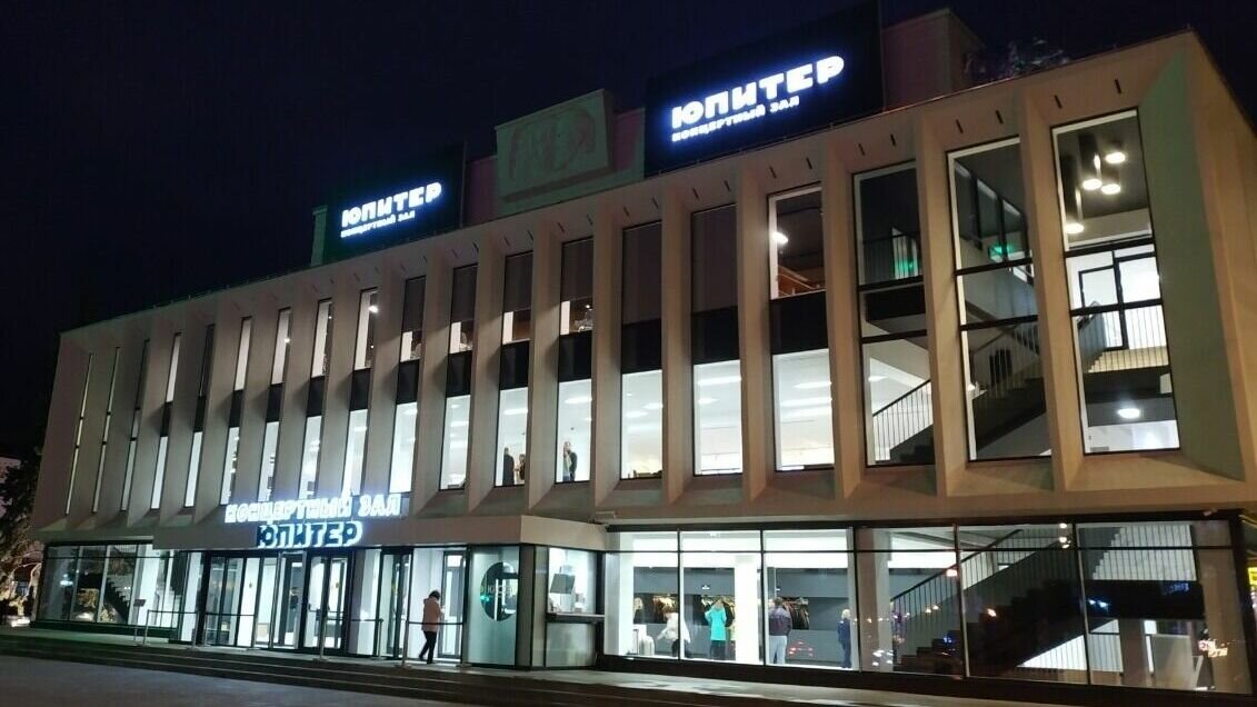     В настоящее время руководство нижегородского концертного зала «Юпитер» не намерено отменять спектакль «Мой внук Вениамин» (16+) с участием народной артистки Лии Ахеджаковой. Об этом NewsNN стало известно от представителей площадки.