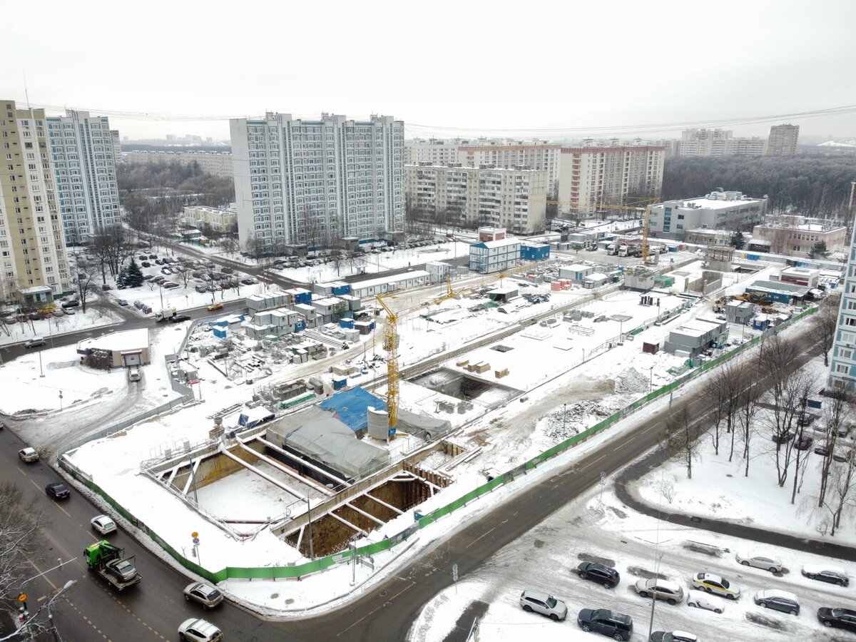 📷 1: Общий план на стройплощадку.