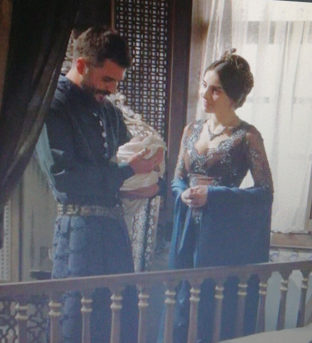 Мустафа знакомится с дочерью.