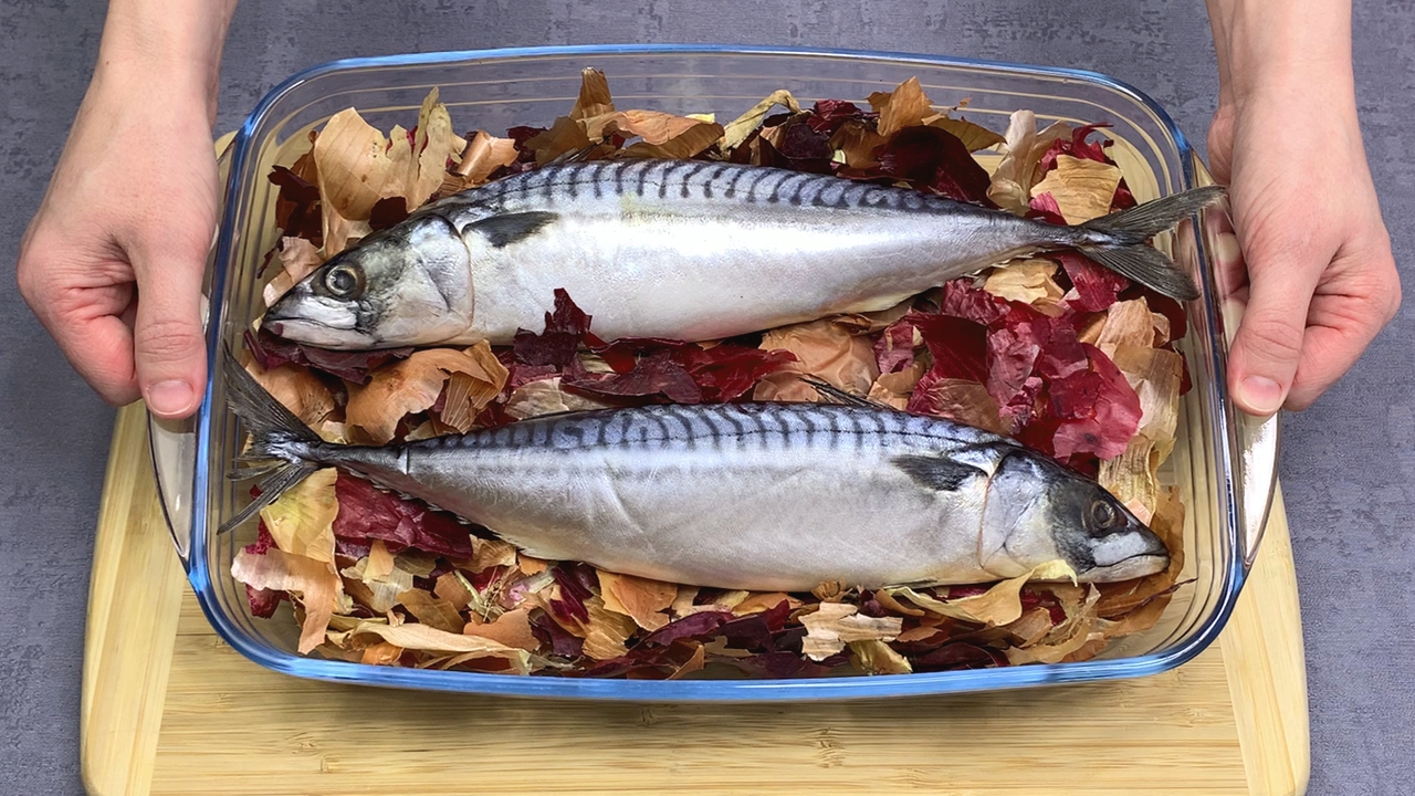 Домашняя «копченая» скумбрия в луковой шелухе