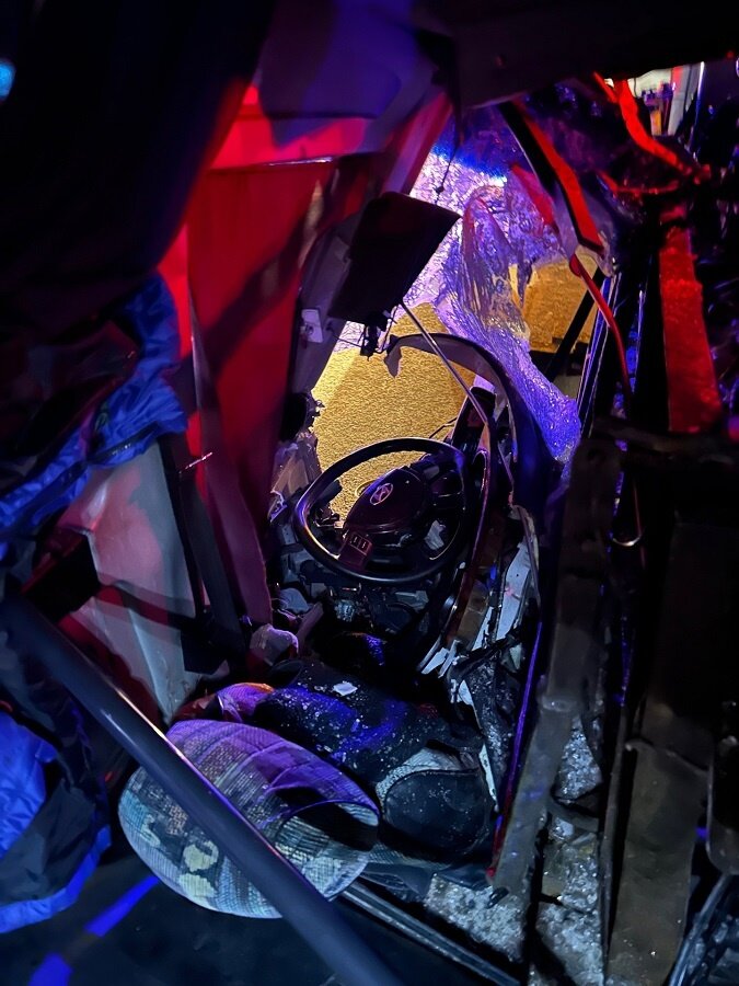    На трассе в Югре автобус врезался в грузовик, водителя зажало в кабине