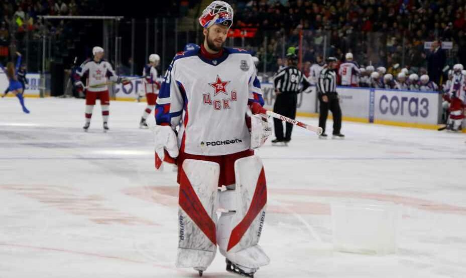    Вратарь ЦСКА Иван Федотов отслужил в армии, но играть в хоккей ему не позволяют. Фото: Global Look Press