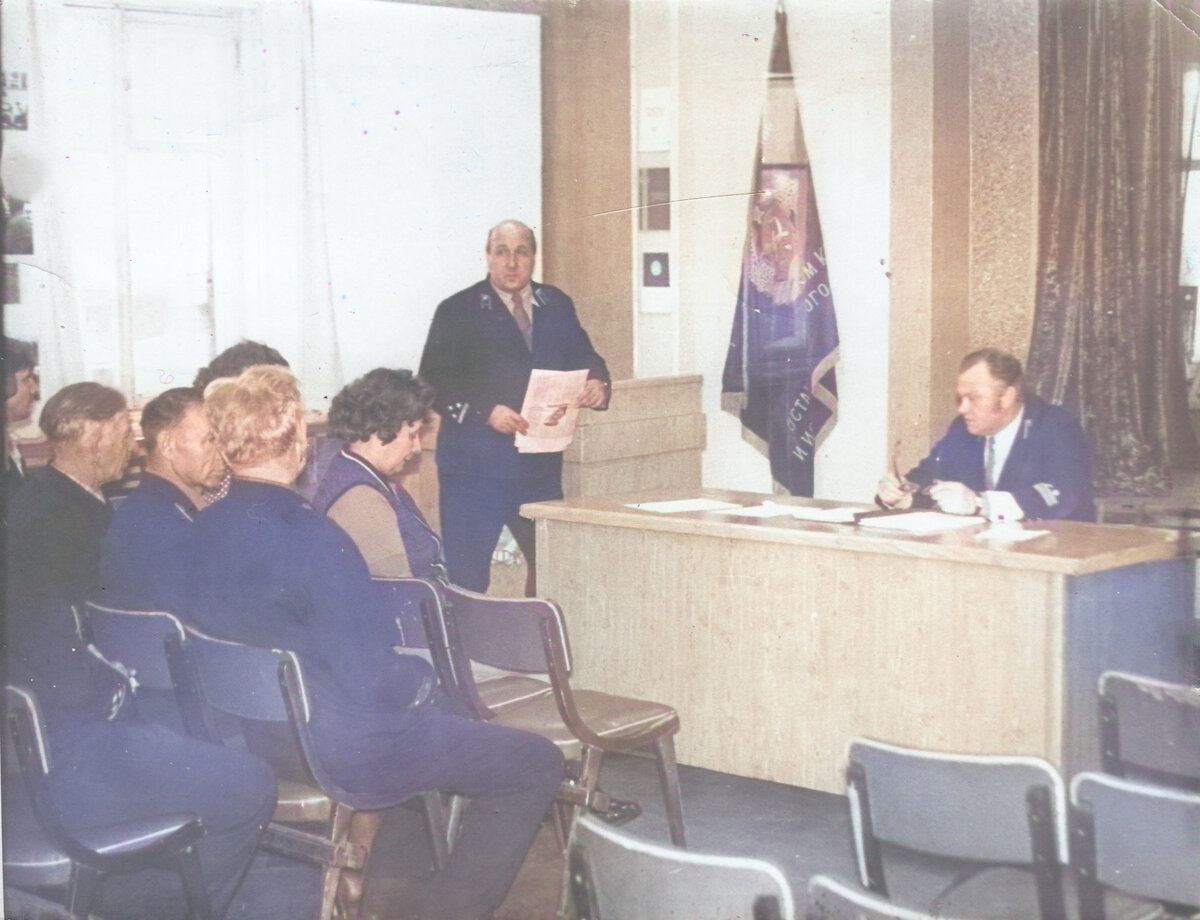 Общее собрание коллектива во главе с начальником депо Осташков ТЧ-34 Дешкиным в актовом зале, 1980-е годы. Фото из архива депо