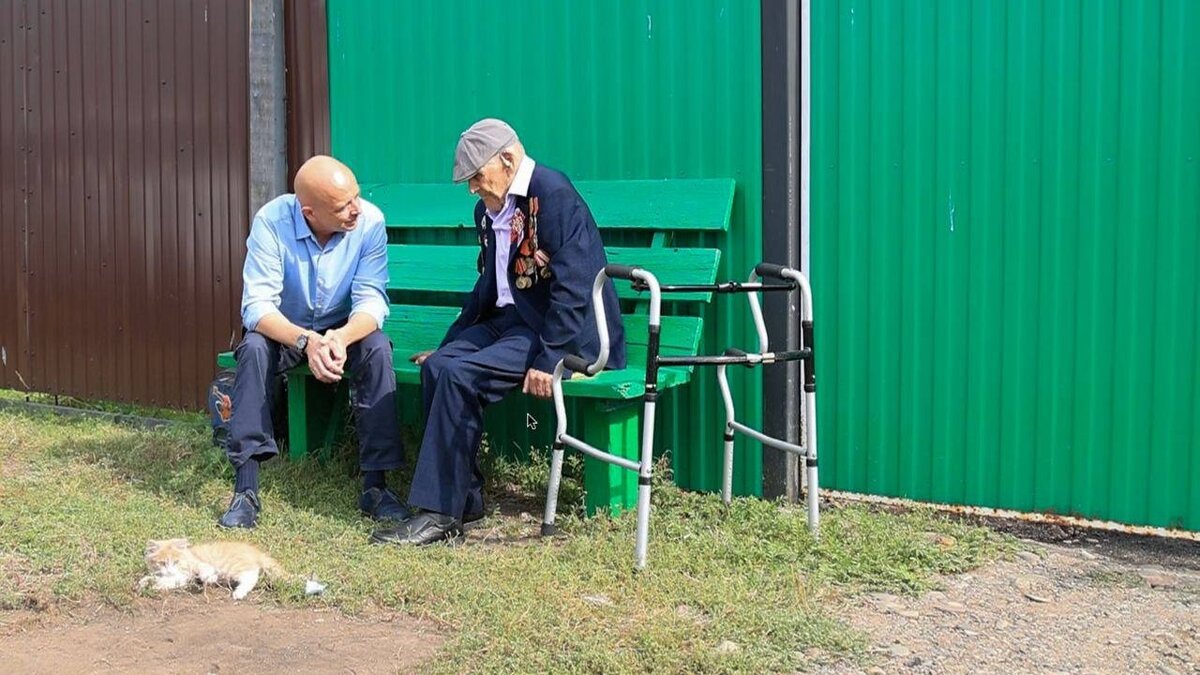     Из-за разбитой дороги единственный в Орджоникидзевском районе фронтовик долгое время не мог выйти на улицу. Сергея Сокол и его команда решили проблему.