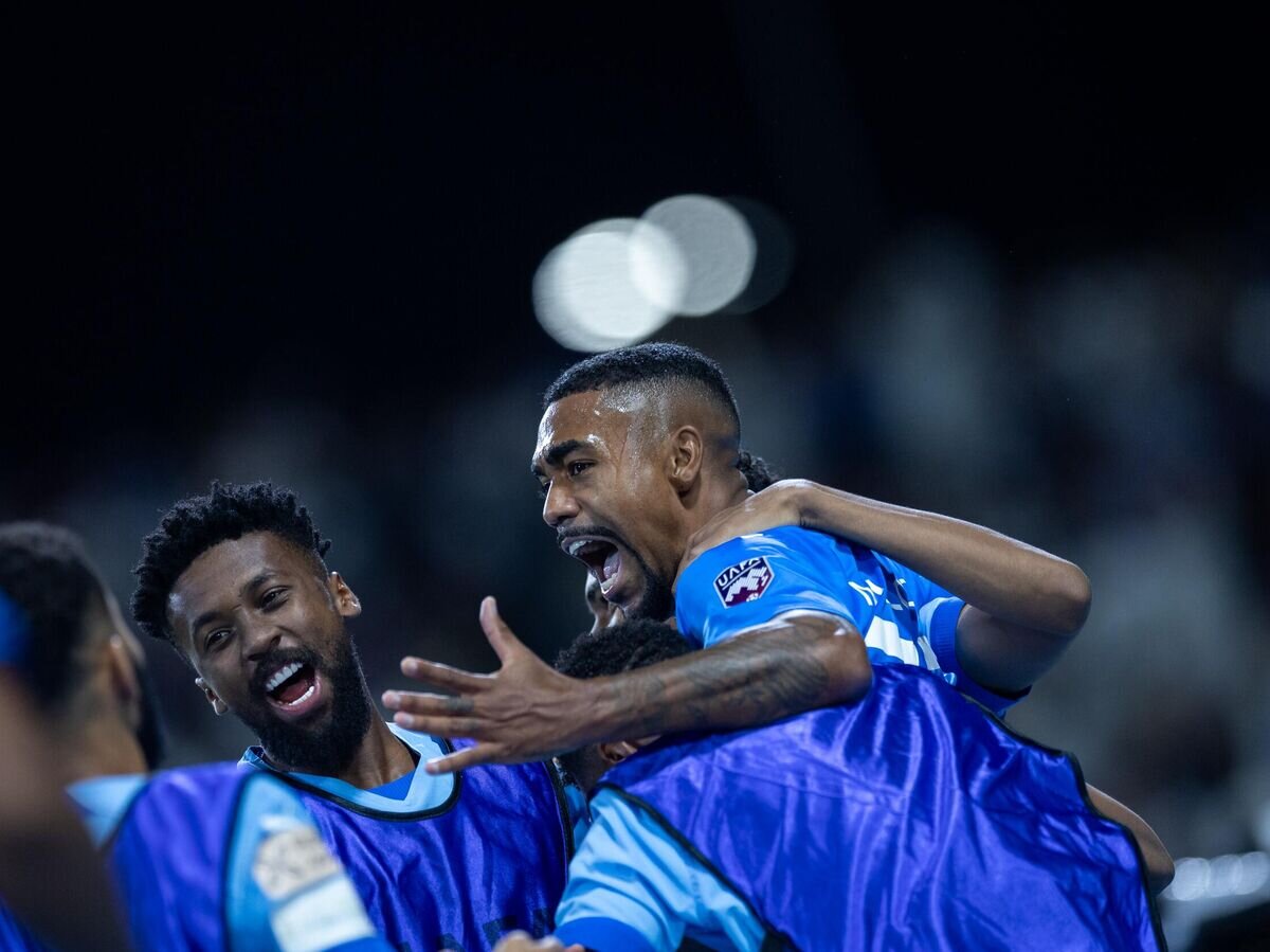    Полузащитник "Аль-Хиляля" Малком (в центре)© пресс-служба клуба "Аль-Хиляль"