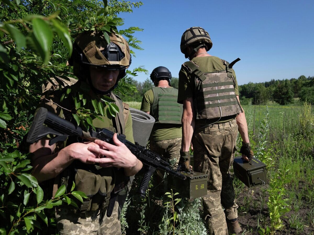    Украинские военнослужащие© AP Photo / Evgeniy Maloletka