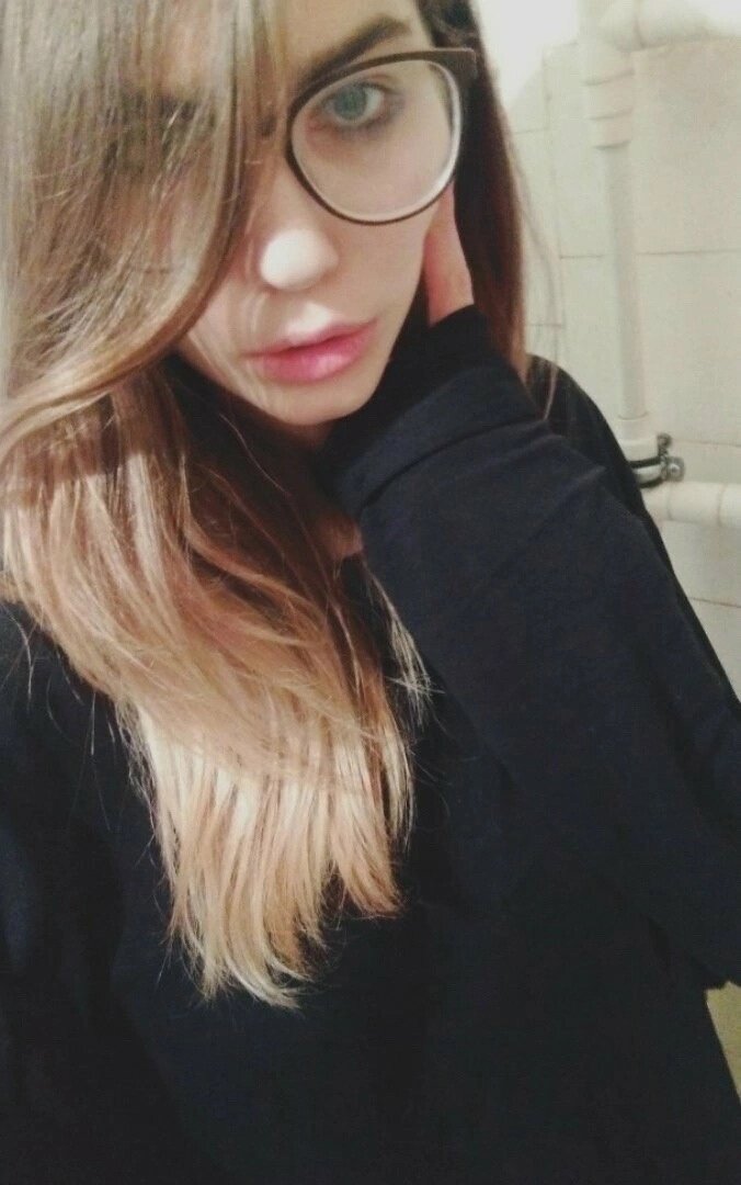 Арина примерно в 19 лет