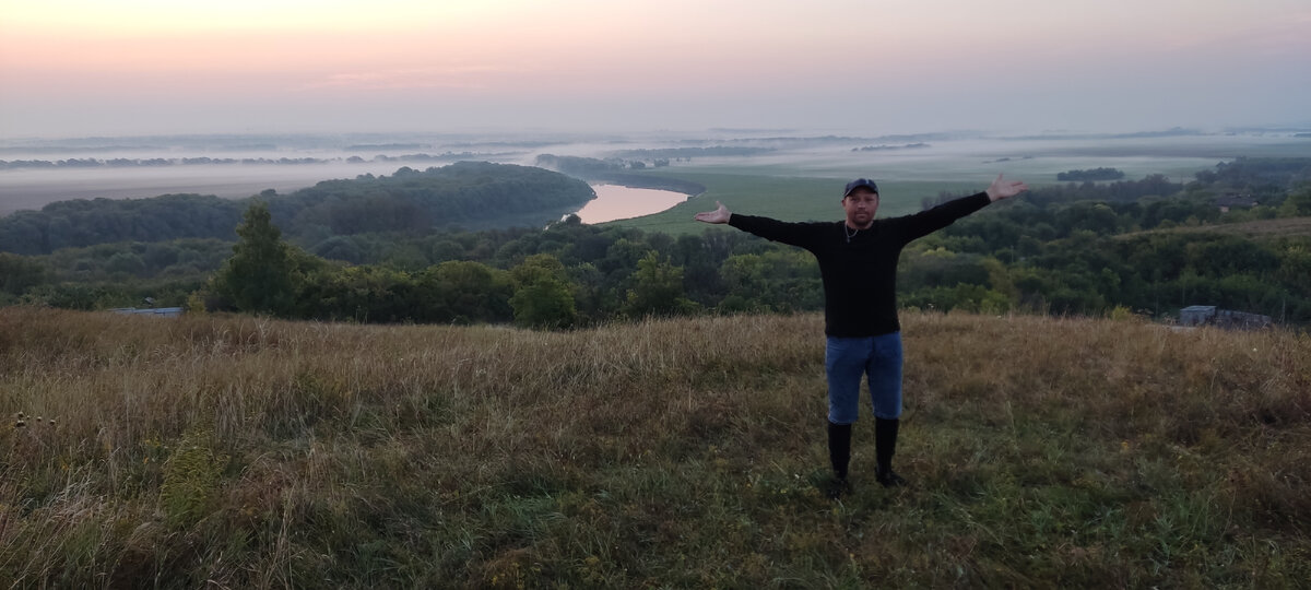 После ночёвки в палатке, утро открыла свои краски и выглядела это так , как на этом фото красивый , мощный Дон протекающий куда-то в даль красивый лес и утренний туман окутавший весь горизонт, и где-то в дали пробуждается из ночной спячки солнце. Как же здорово друзья просыпаться в такой красоте когда видишь такое хочется путешествовать всё больше и больше и познавать этот мир который нас окружает. 