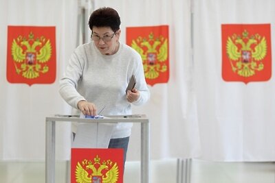    Женщина голосует на выборах губернатора ©Варвара Гертье РИА Новости