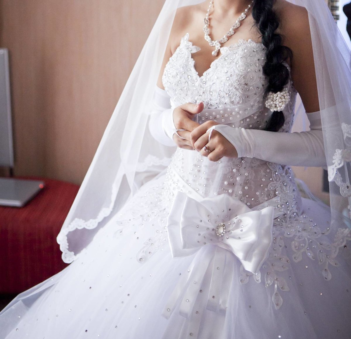 Позвольте себе выглядеть роскошно в свадебном платье со стразами