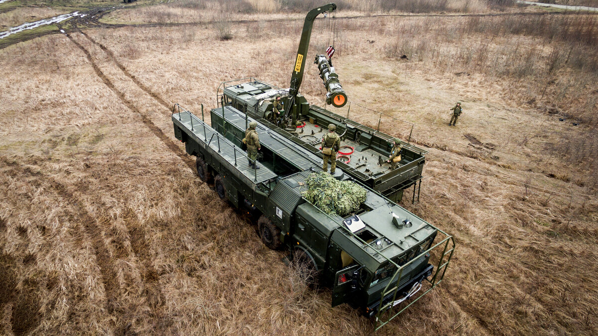     Самоходная пусковая установка и транспортно-заряжающая машина ОТРК «Искандер» / РИА Новости / Виталий Тимкив
