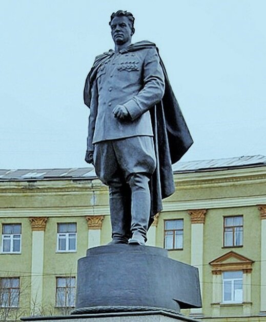 Памятник Черняховскому в Воронеже. До 1991 стоял в Вильнюсе. Практически нелегально вывезен в Россию и в 1993 году установлен в Воронеже, так как Черняховский участвовал в освобождении города.