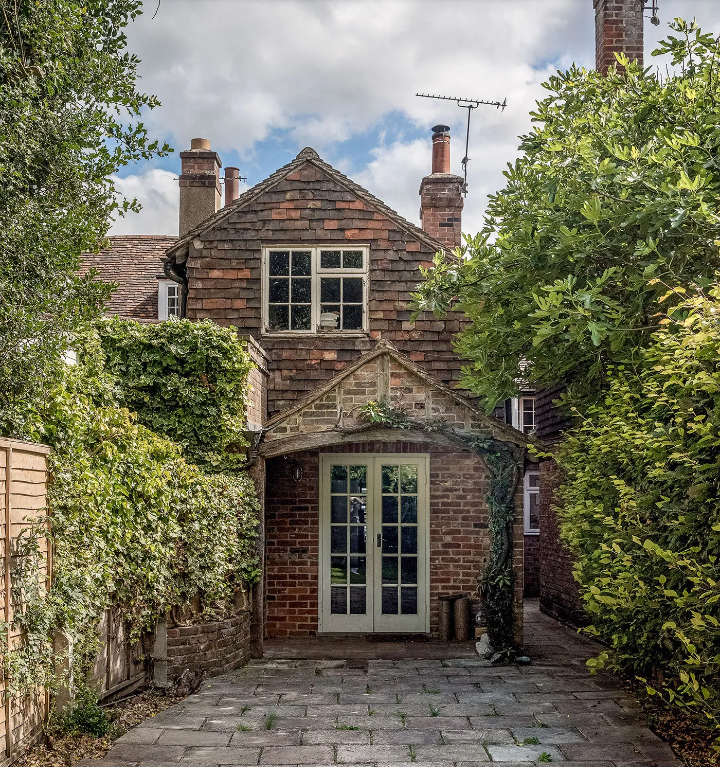 Выход на задний двор.