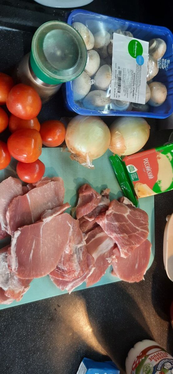 Вам понадобится:
Мясо(свинина,говядина) - 1кг
Сыр - 300гр
3 помидора
Грибы(шампиньоны) - 400гр
Лук репчатый - 2 луковицы
Соль, перец.