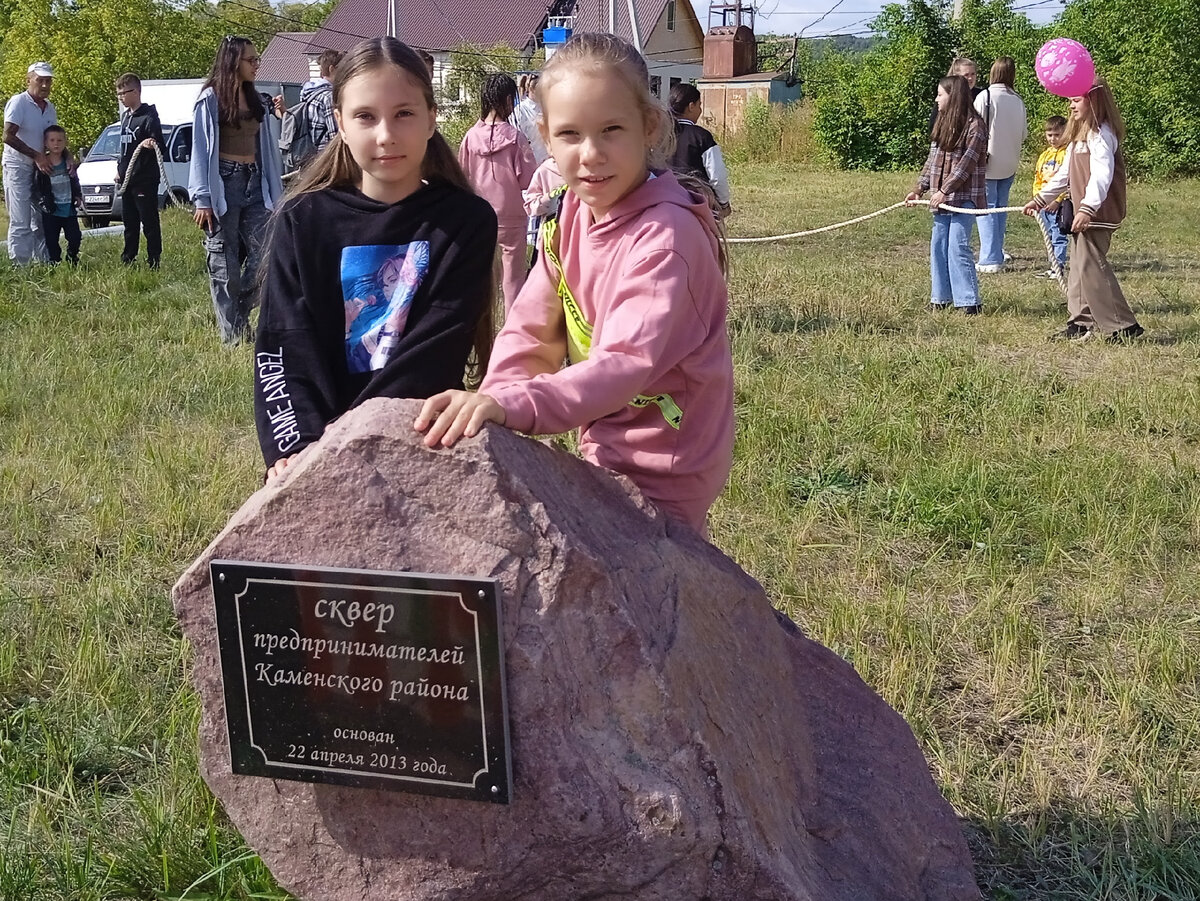 Мои внучки Софья и Ангелина у памятного камня