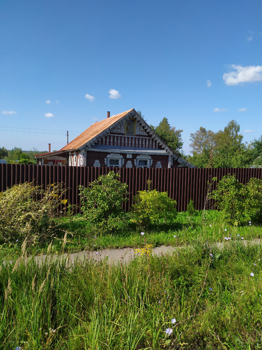 Дом около трассы́. Резные наличники.