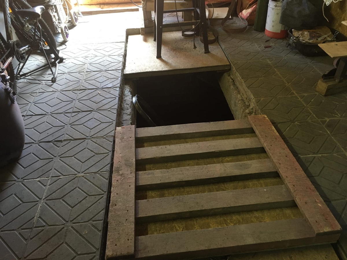 Вход в подвал и утепление ворот.