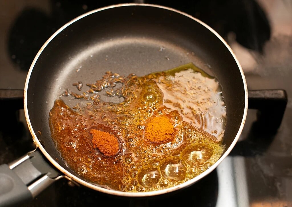 Вот так выглядят раскаленные специи, а какой они начинают издавать аромат...Ммм...